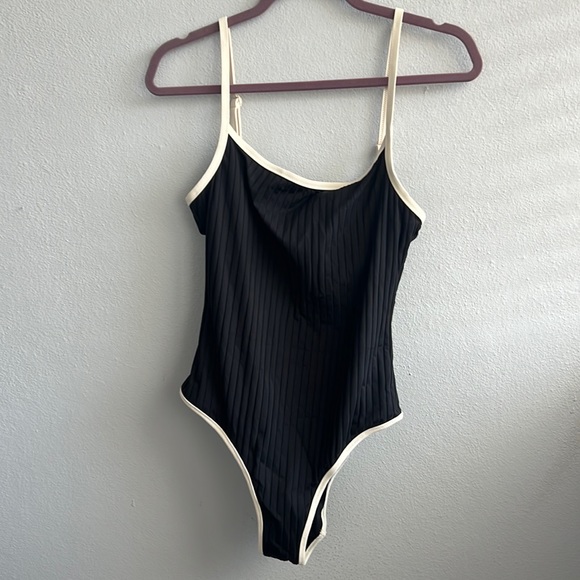 Black and white one piece bathing suit - Picture 1 of 2